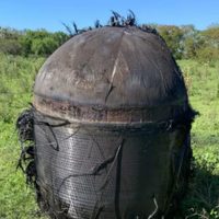 Sorpresa en el Chaco: cayó un extraño objeto volador en medio de un campo