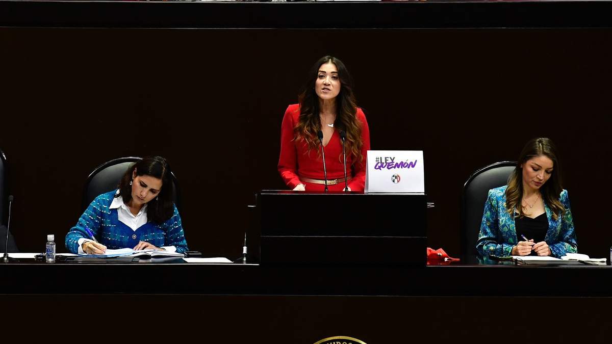 La legisladora  Paloma Sánchez Ramos en la tribuna de San Lázaro