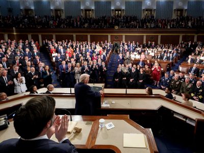“Estamos ganando”, asegura Trump en el discurso del Estado de la Unión más largo de la historia