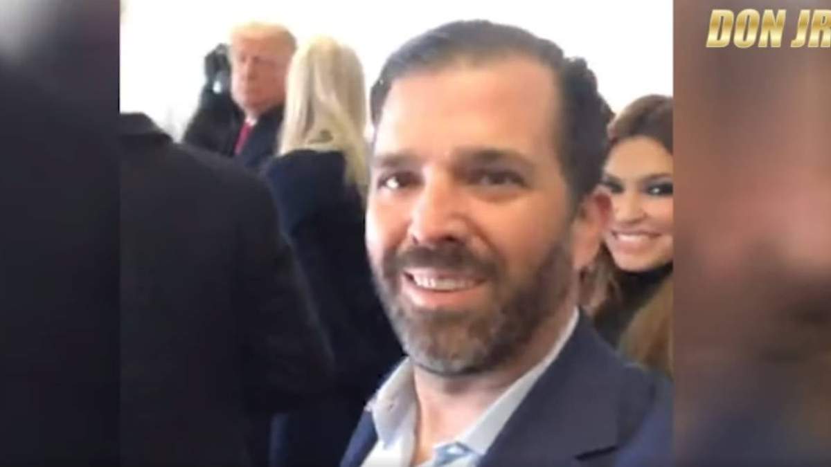 Donald Trump Jr. en el video en el que aparece su padre Donald Trump, su hermana Ivanka y su novia Kimberly Guilfoyle