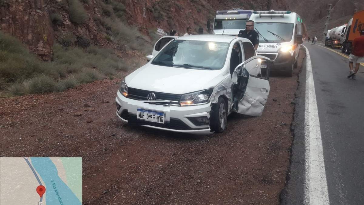 Ruta 7: un auto chocó con un camión a la salida de un túnel