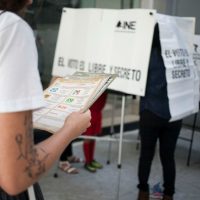 Morena ve estrategia para desalentar el voto en 'atípico” retraso en instalación de casillas