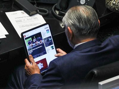 Vuelven a captar a Adán Augusto viendo deportes en plena sesión del Senado