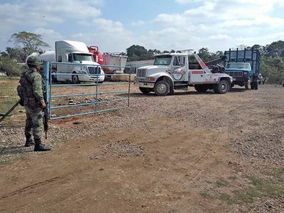 En operativo antihuachicol en Tabasco aseguran 9 mil 300 litros de gasolina robada, autotanques, maquinaria...