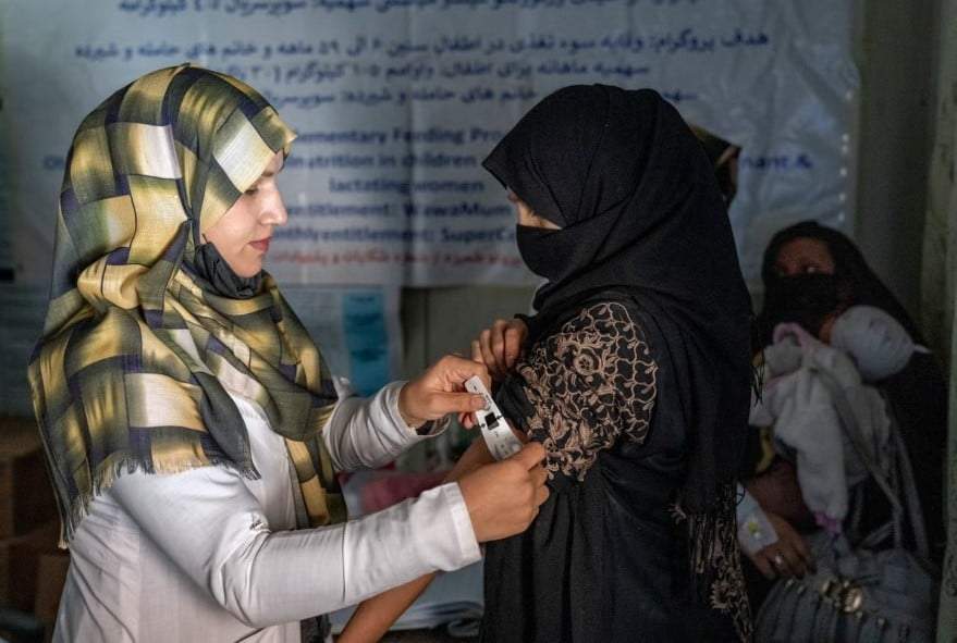 ARCHIVO -Una nutrióloga revisa a una mujer afgana en una clínica administrada por el Programa Mundial de Alimentos de la ONU en Kabul, Afganistán