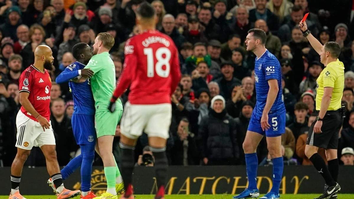 Expulsan a Gueye, futbolista del Everton, por abofetear a un compañero de su mismo equipo