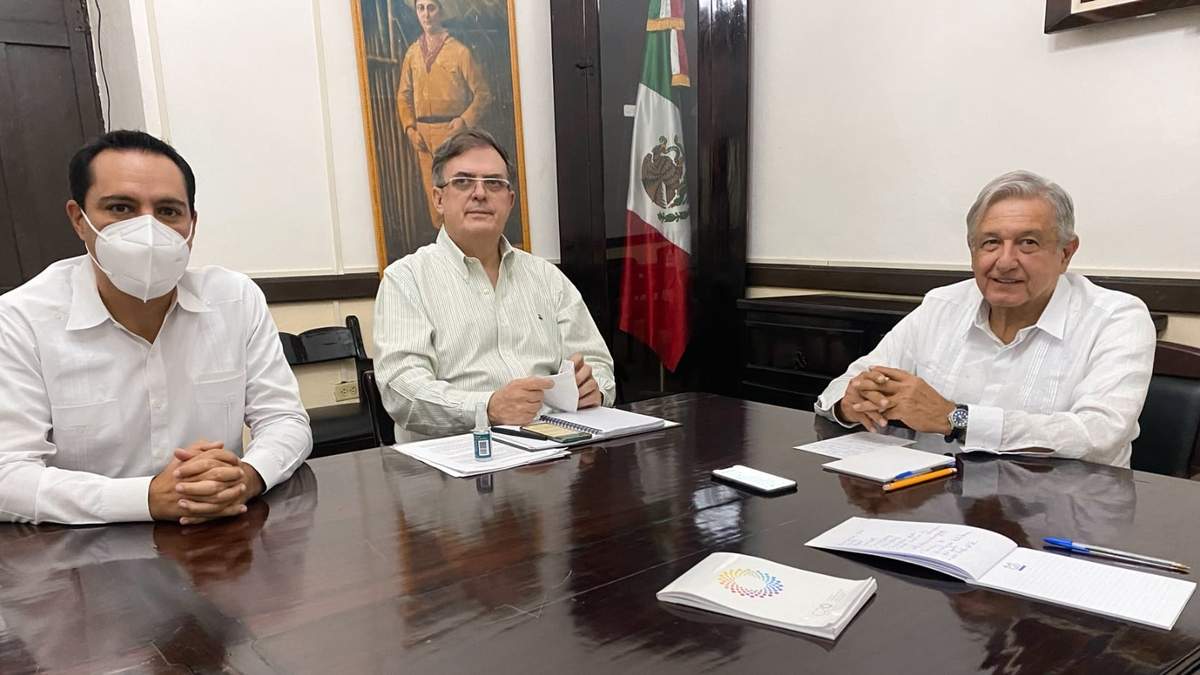 Al informar de su llamada con Joe Biden, el presidente publicó una fotografía en la que aparece con el canciller Marcelo Ebrard