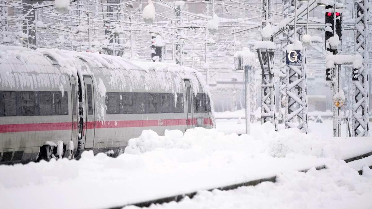 Un tren estacionado en la estación central de Múnich, Alemania