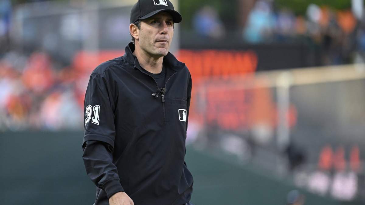 El umpire Pat Hoberg