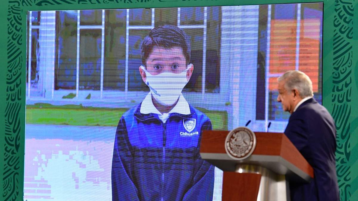 AMLO durante la transmisión de regreso a clases presenciales