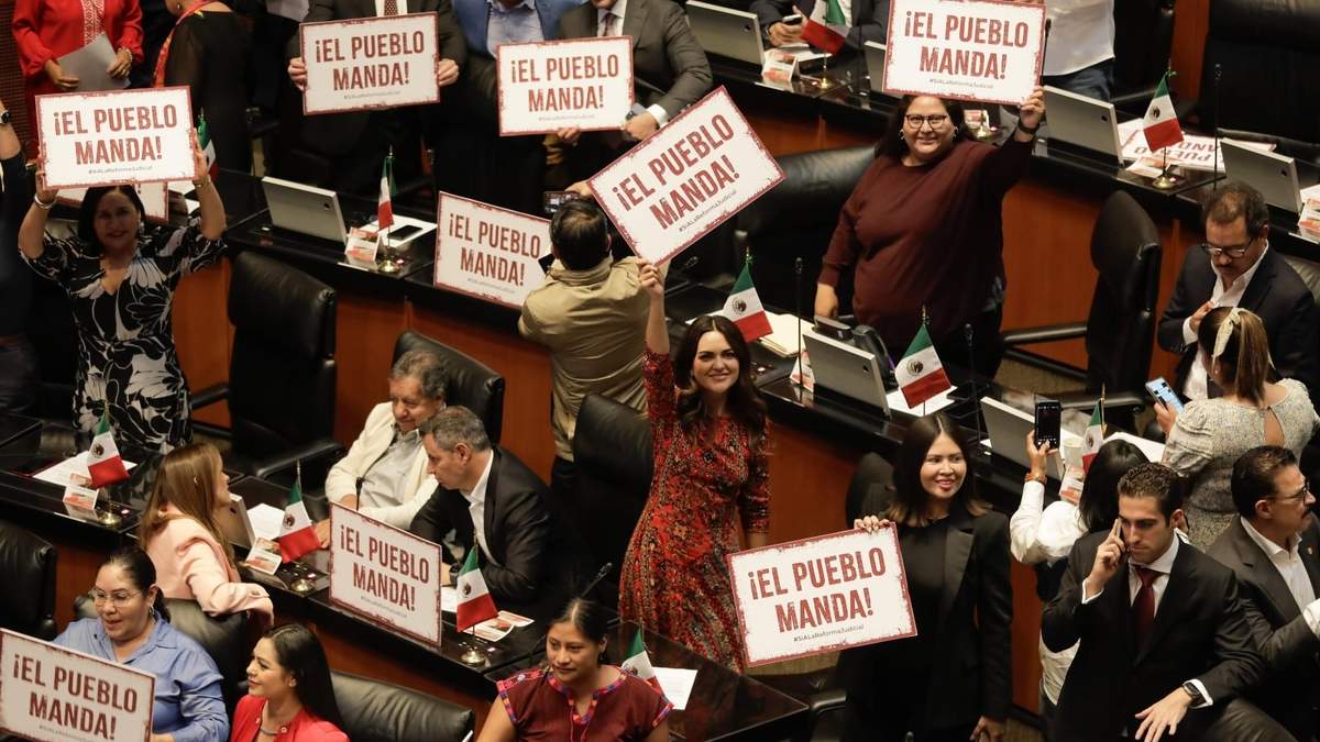 Senadores de Morena durante la declaratoria de constitucionalidad de la reforma judicial