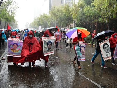 Marcha por Ayotzinapa: "El paradero y el destino de nuestros hijos no está esclarecido"
