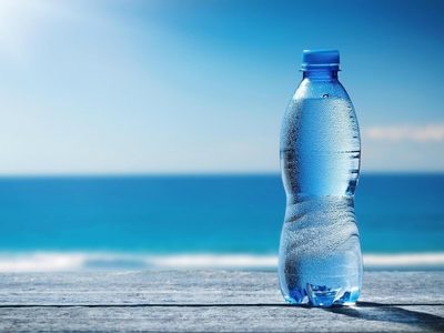 Beber agua de mar, ¿sí o no?: la tendencia viral y los beneficios y contraindicaciones para la salud