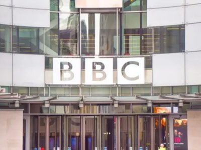 Presidente de la BBC se disculpó tras la renuncia de dos directivos por un documental sobre Trump