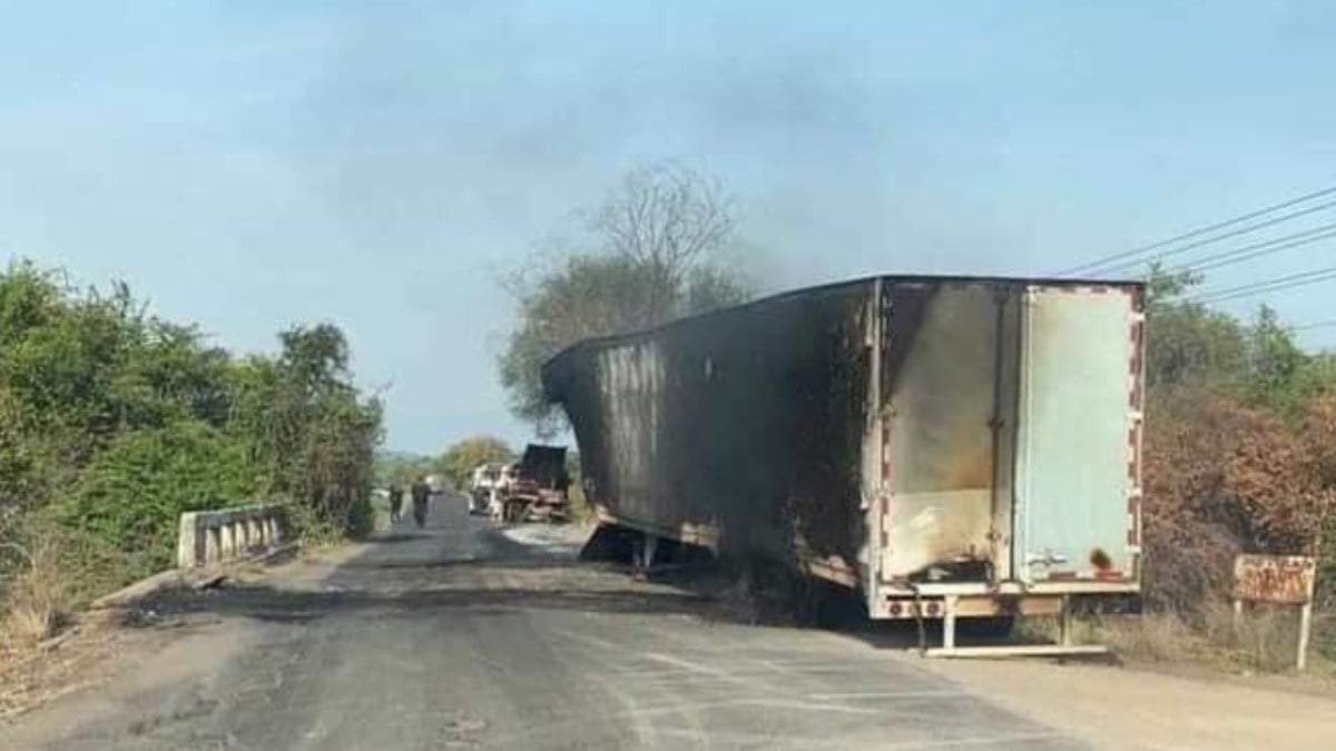 Quema de tráiler en Aguililla