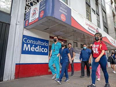 Los consultorios de las farmacias: Un gran negocio a expensas de enfermos y médicos