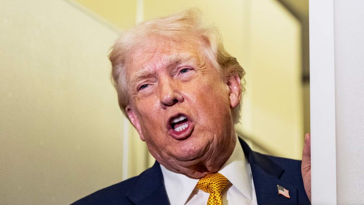 El presidente Donald Trump habla con periodistas durante un vuelo en el Air Force One, el domingo