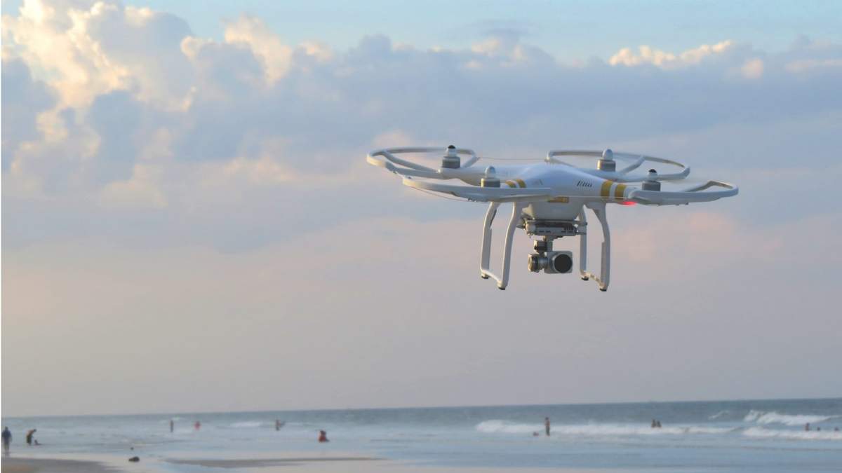 Los drones permiten detectar aglomeraciones y actuar para disuadirlas. Fuente: (Twitter)