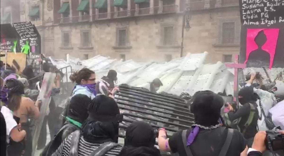 Feministas echan abajo algunas vallas de Palacio Nacional