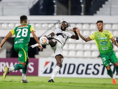 Adebayor, de la patada criminal a otro récord en su paso por Olimpia