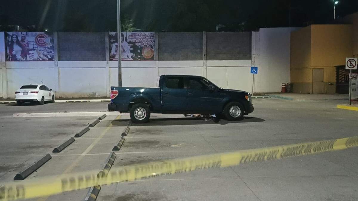 El atentado fue reportado en el estacionamiento de un supermercado en la esquina de Sierra de los Frailes y Cerro de la Chiva, en Culiacán