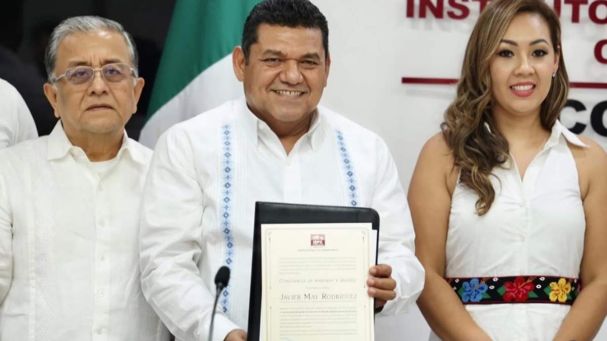 Entrega de constancia a May