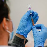 Reino Unido aprobó la tercera vacuna de refuerzo, pero no para toda la población