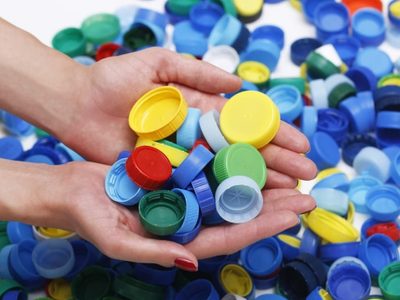 Con tapitas plásticas y palitos de brochette: creá este hermoso estante para colocar esmaltes de uñas