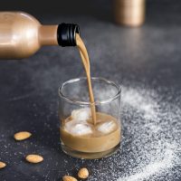 Ideal otoño: prepará este licor casero de flan y dulce de leche, con 4 ingredientes y muy rico