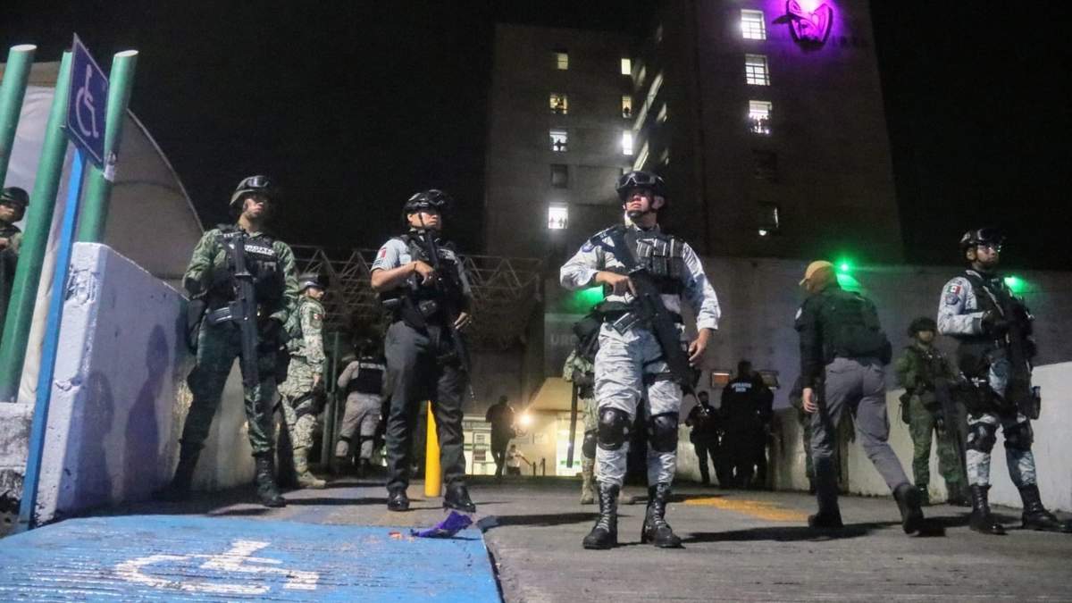 Fuerzas federales y estatales resguardan la clínica del IMSS