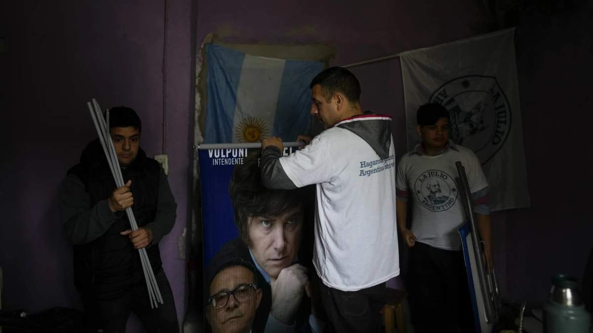 Unos simpatizantes del aspirante presidencial Javier Milei en una casa del barrio de Fiorito, en Buenos Aires