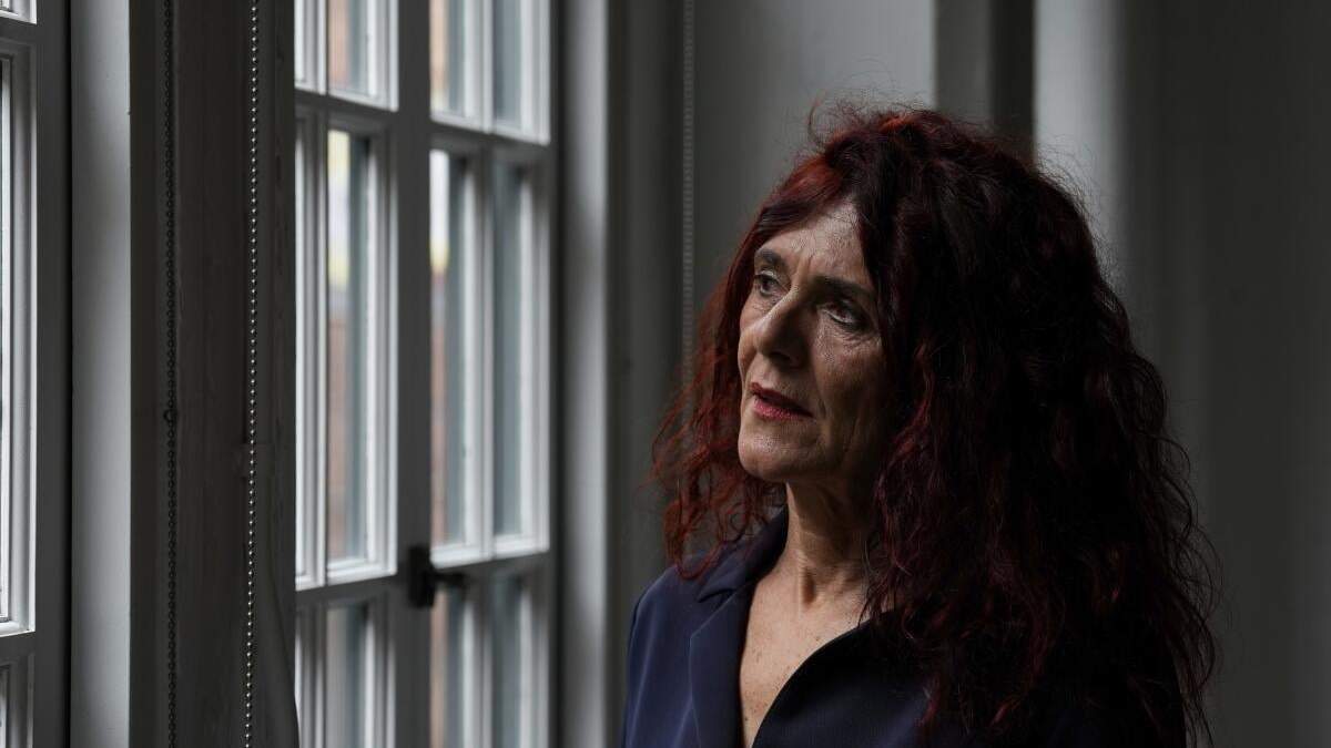 Teresa Vicente posa para una foto el jueves 25 de abril de 2024 en San Francisco. Vicente, una profesora que ayudó a proteger la laguna de agua salada más grande de Europa, es una de las ganadoras del Premio Medioambiental Goldman, conocido como el "Nobel del Medio Ambiente"