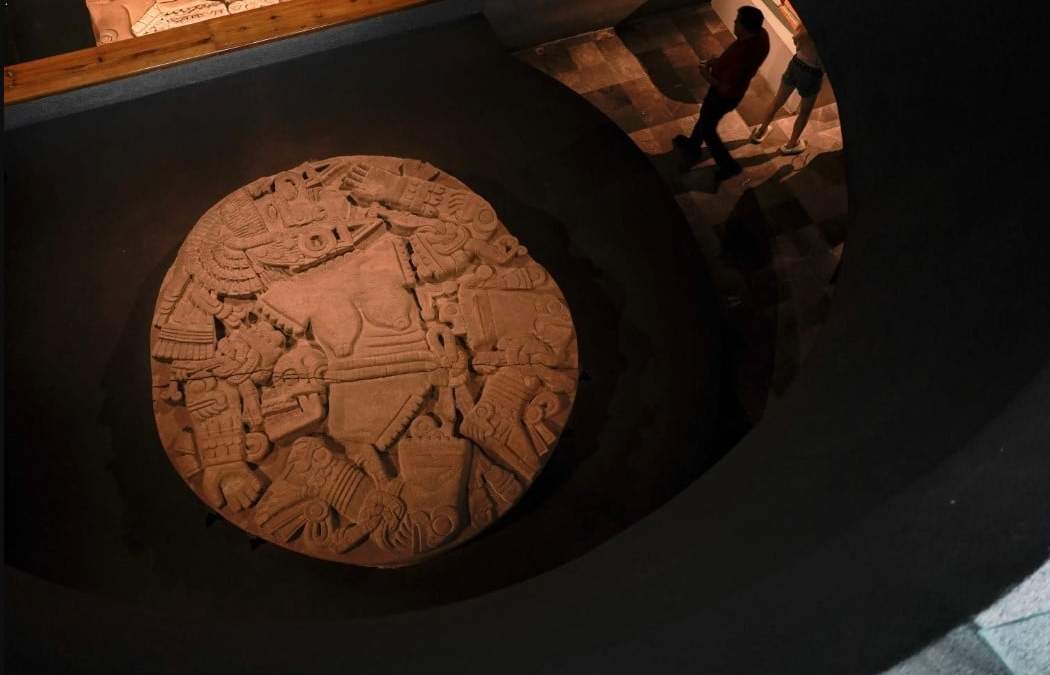 Un monolito que representa a Coyolxauhqui se exhibe en el Museo del Templo Mayor, en conmemoración del 45 aniversario del descubrimiento de la piedra circular, en Ciudad de México, el miércoles 29 de marzo de 2023. La exposición "Coyolxauhqui: La estrella, la diosa, el descubrimiento" muestra más de 150 objetos arqueológicos enfocados en la mitología, el simbolismo e investigación científica en torno a la diosa lunar mexica