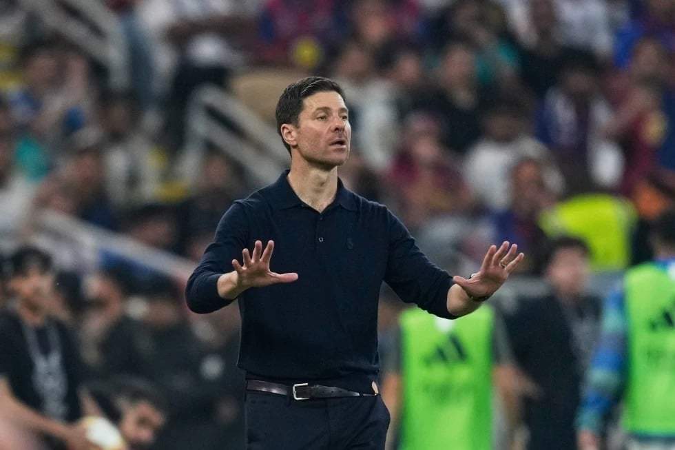 El entrenador del Real Madrid, Xabi Alonso, hace un gesto durante la final de la Supercopa de España contra el FC Barcelona en el Estadio Deportivo Rey Abdullah en Yeda, Arabia Saudita, el domingo 11 de enero de 2026.