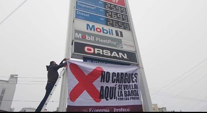 Profeco coloca de lona de advertencia en gasolinera con precios altos en Monterrey