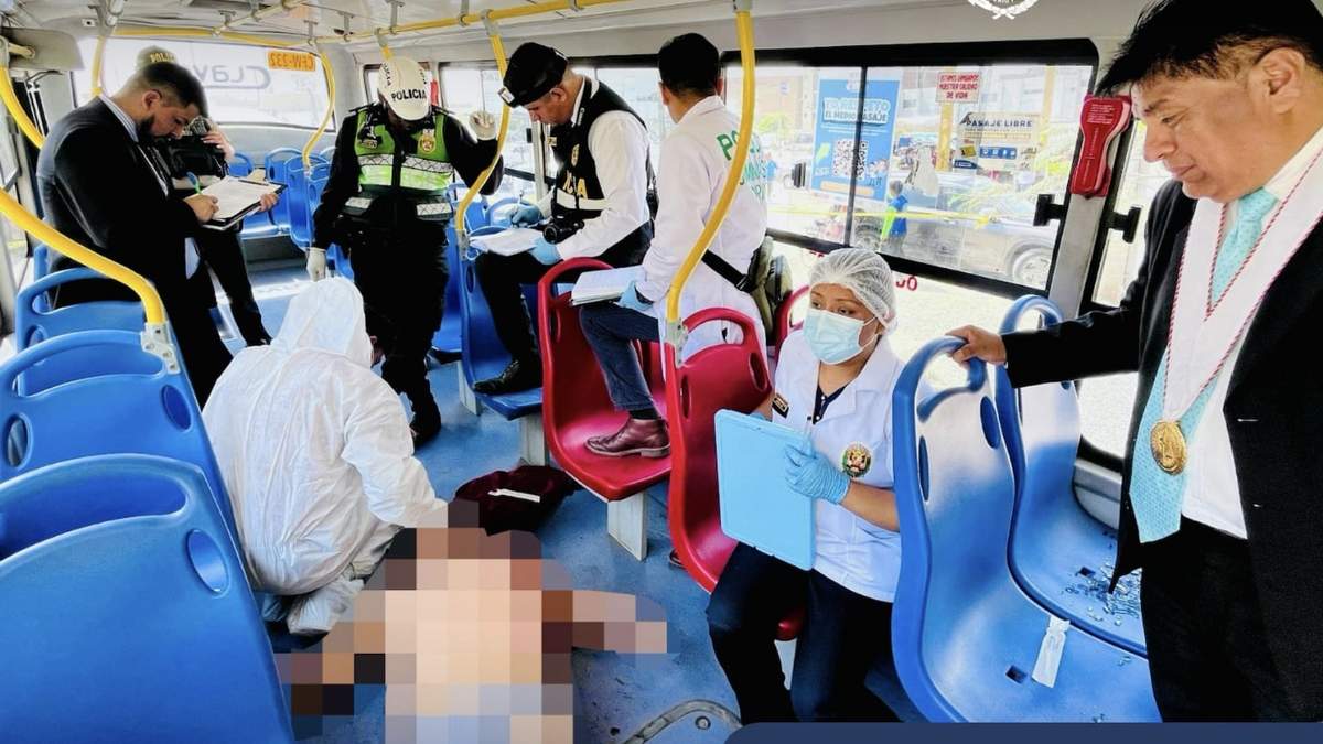 Autoridades en el interior de la unidad en la que ocurrió el crimen