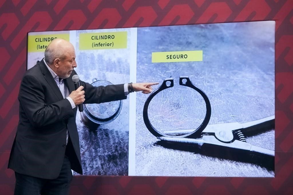 Guillermo Calderón, director del SCT Metro, explica los motovos por los cuales se separaron los vagones del tren de la Línea 7 en Polanco