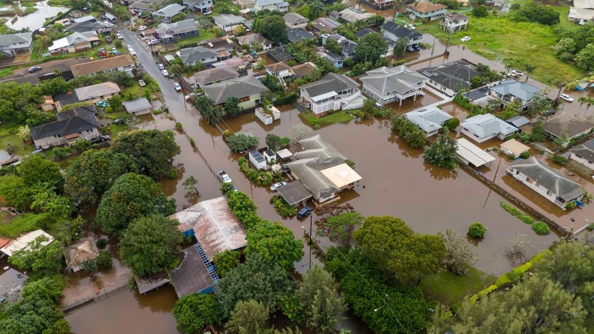 Rescatan a 230 personas tras inundaciones en Hawái; advierten que represa podría colapsar