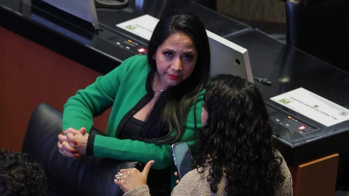 La senadora Juanita Guerra después de aplicarse un tinte en el salón de belleza del Senado, en plena Sesión