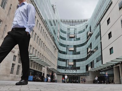 Presentador de la BBC enfrenta acusaciones por pagos a una menor a cambio de fotos sexuales