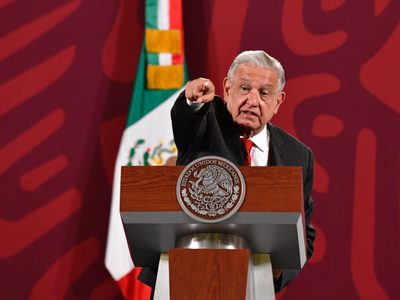AMLO califica como “seudoambientalistas” y “fifís” a actores y músicos que están contra el Tren Maya