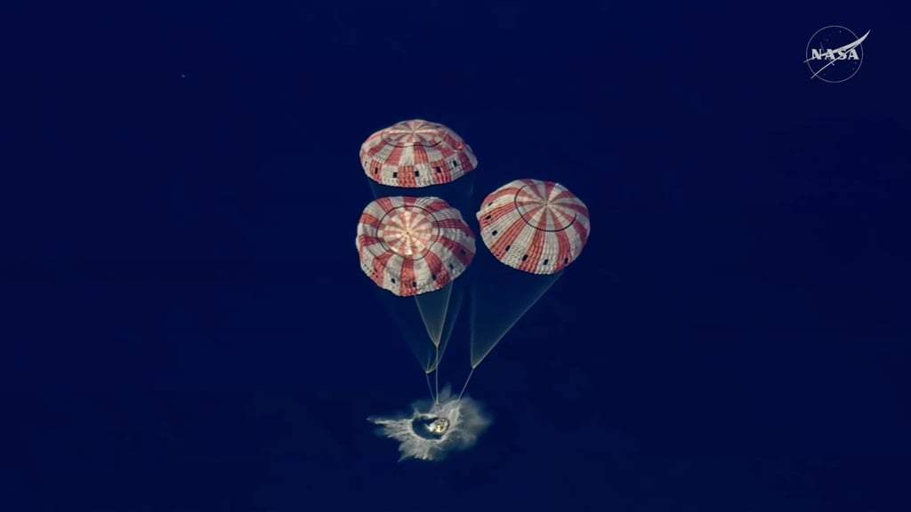 En esta imagen de un video proporcionado por la NASA, la cápsula Orion de la misión Artemis II ameriza el viernes 10 de abril de 2026, en el Océano Pacífico