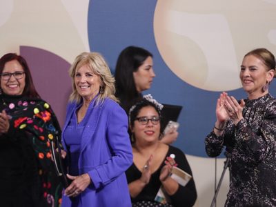 Beatriz Gutiérrez Müller y Jill Biden encabezan sesión de poesía y música ante alumnos de secundaria