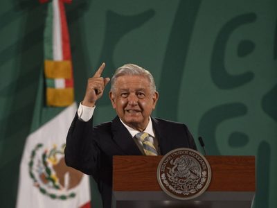 AMLO denuncia campaña de desinformación en medios sobre su reforma eléctrica