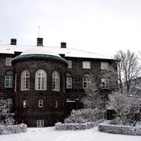 Ministra de Islandia renuncia tras admitir que tuvo un hijo con un adolescente hace 30 años