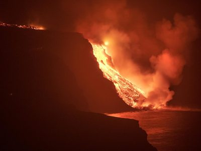 La lava del volcán de La Palma comenzó a “ganar terreno” al mar y formar una nueva plataforma