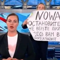 El Kremlin describe como "vandalismo" la protesta de una periodista en televisión