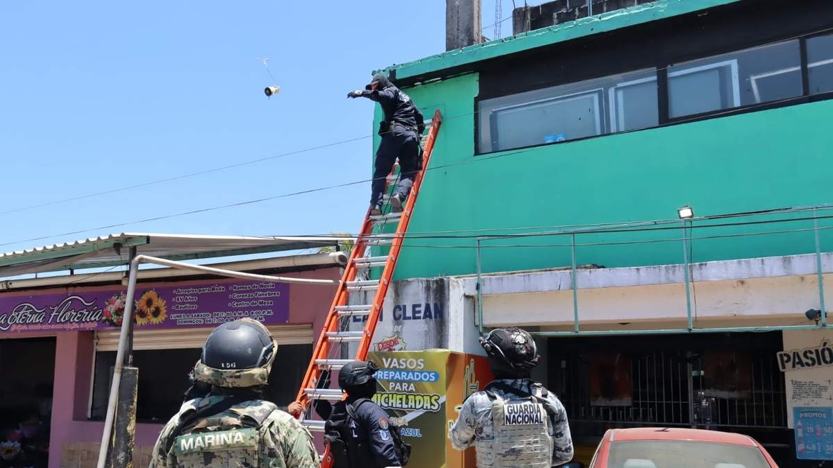 Fuerzas de seguridad desmantelan cámara de seguridad "parásito" en Villahermosa, Tabasco