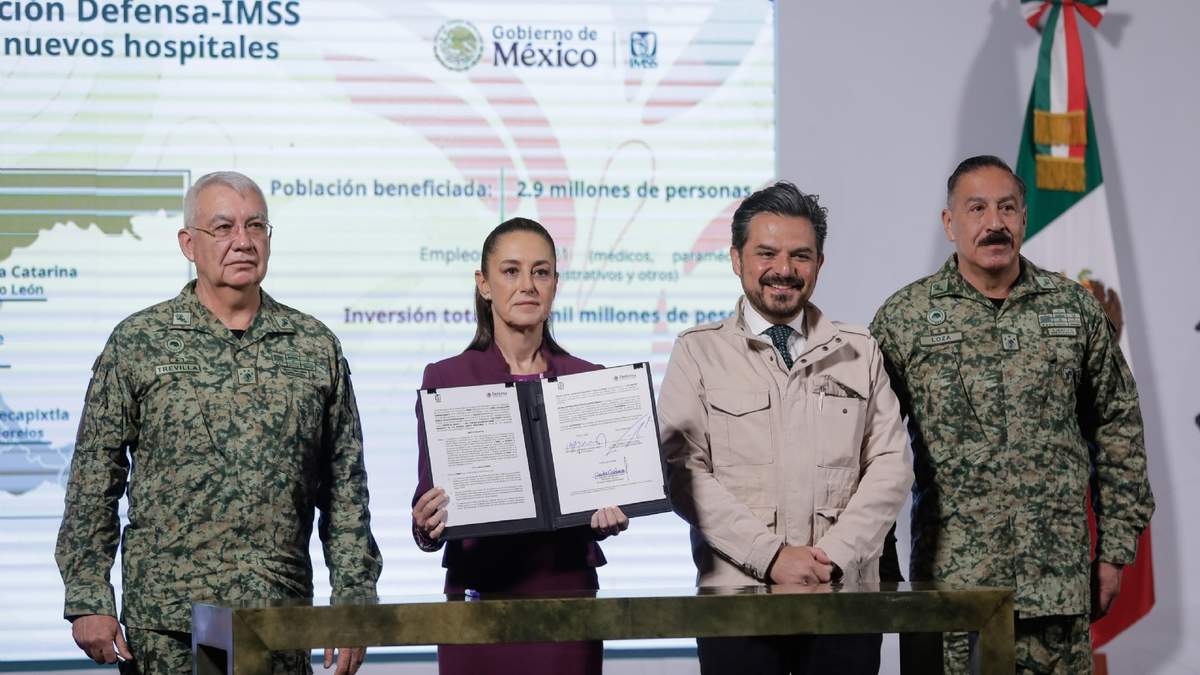 La presidenta Claudia Sheinbaum muestra convenio formado