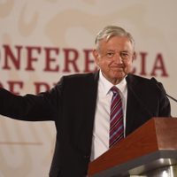 AMLO tilda de conservador a Calderón por criticar su programa de apoyo a los jóvenes